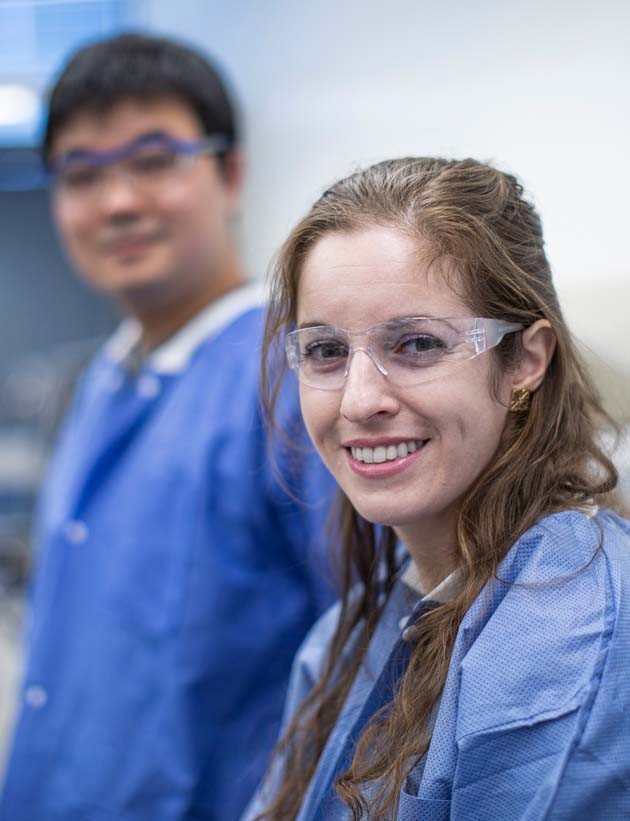 Dois colaboradores da Biogen no laboratório