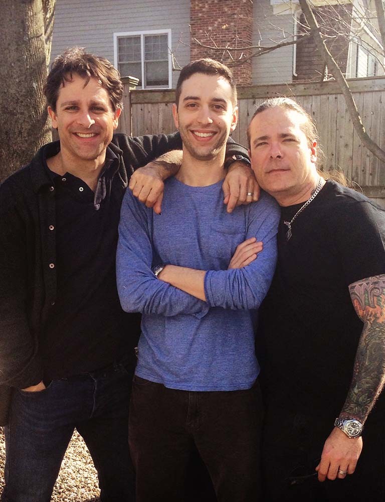 Jeremy (que vive com ELA) e os seus primos Jon e Seth a sorrir