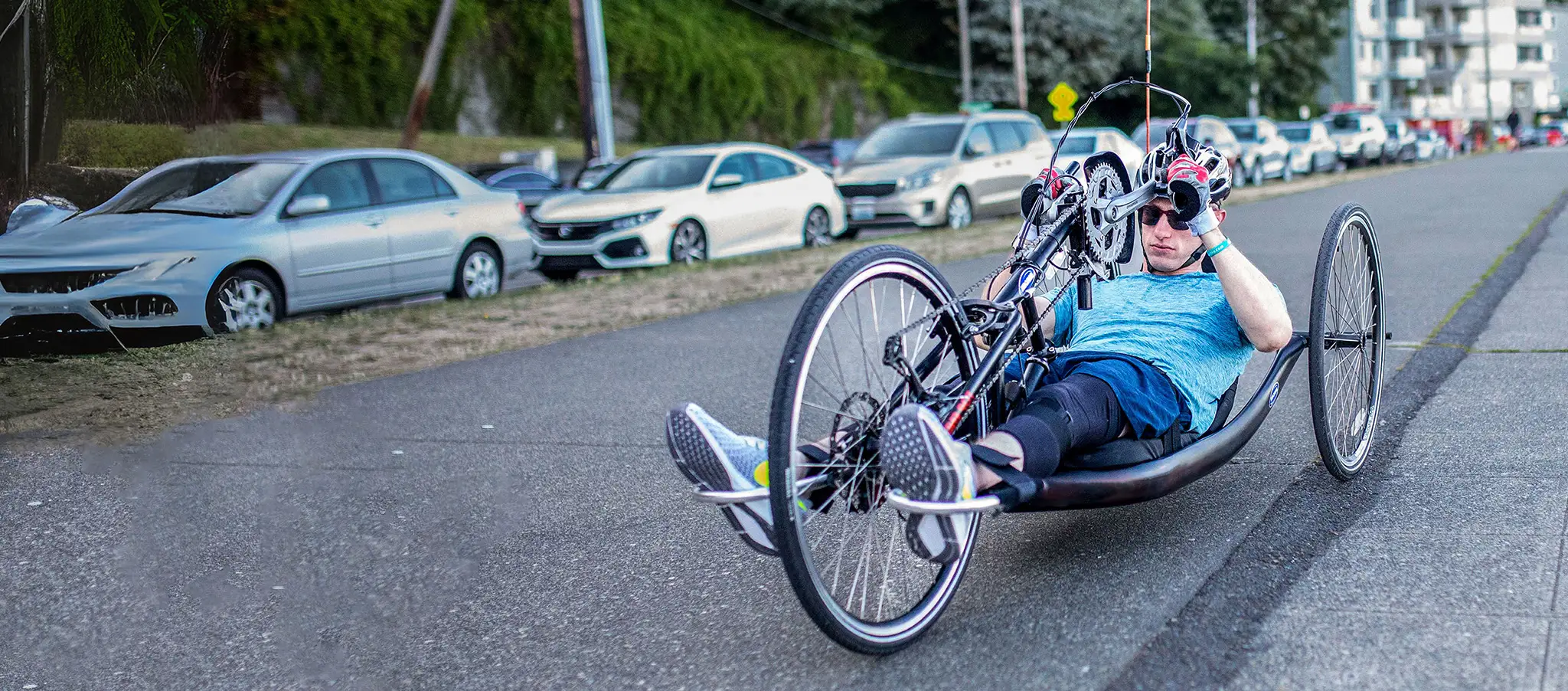 Man met Friedreich Ataxie fietst